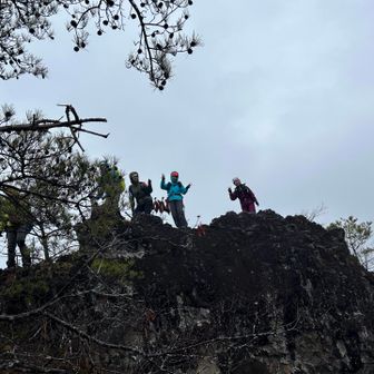 ここ山頂より高度感あって怖かった。ちょっとした
馬の背だけど滑落したら…って場所。まあ経験です。