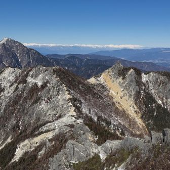 甲斐駒の右手には北アルプスが端から端まで全部丸見えです👀
右下にはオベリスクが特徴的な地蔵岳です。テン泊や小屋泊の方はオベリスクまで行くと仰ってましたが、ワタクシは何度も登っているのと下山時間の関係で今日は行きません。