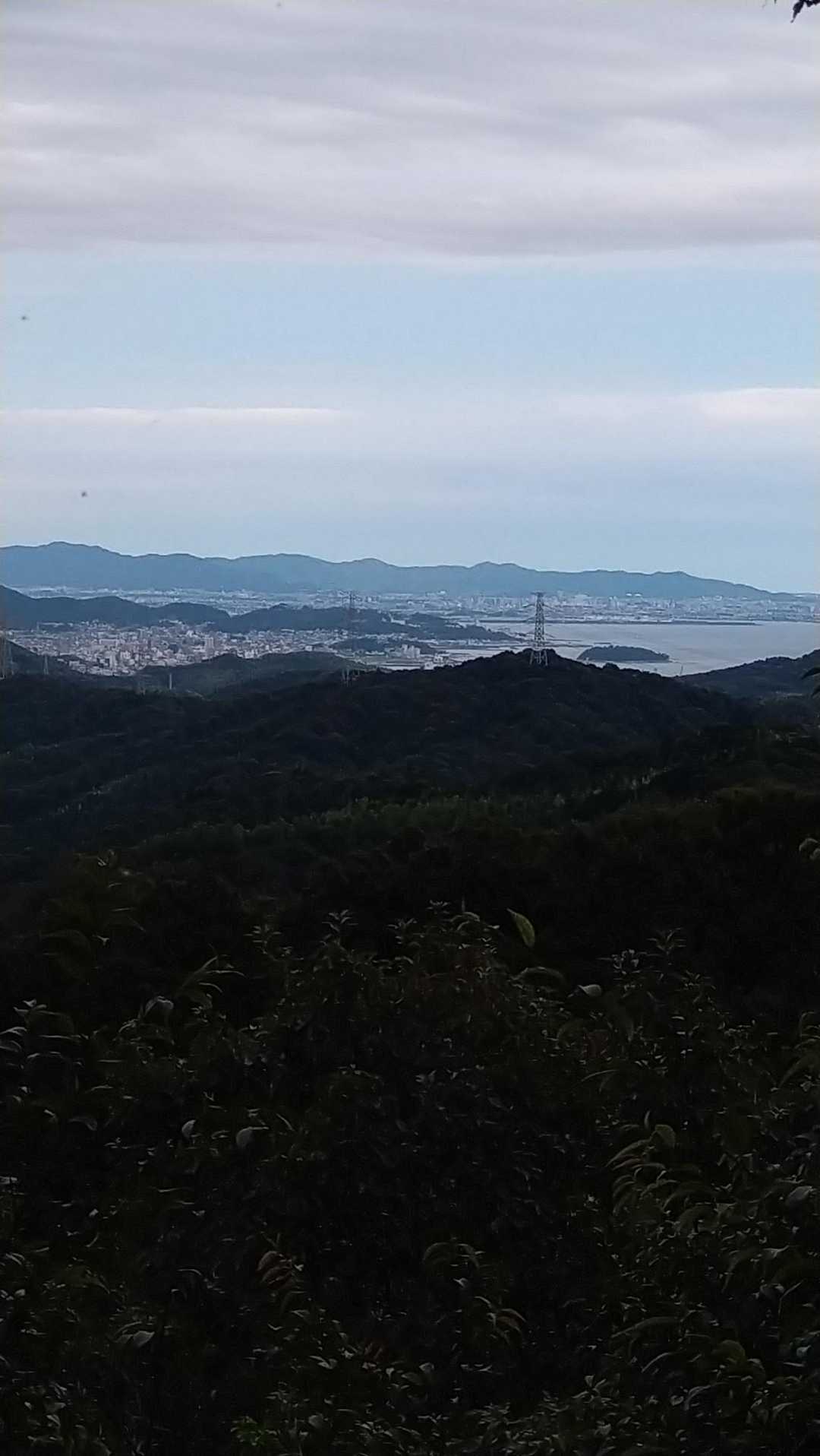 眺望があったので📸
天気悪いから黒い写真に😅
蒲郡の竹島が見えました😄