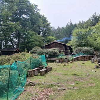 十文字小屋
風情があって良さそうな山小屋です
きのこうどん1,000円に惹かれましたが、まだ朝なので先を急ぎます