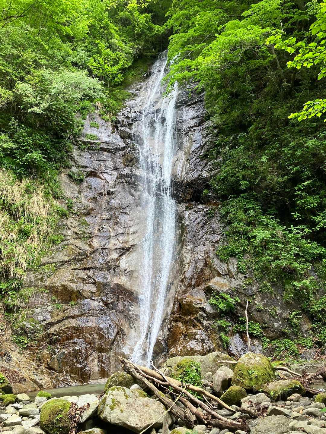 下棚の滝、見事です。岩場崩壊の恐れあり、ロープが張ってありました。
