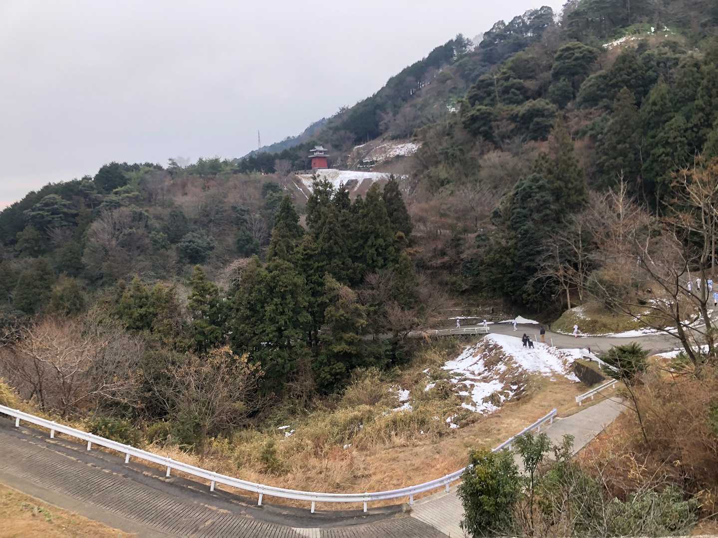 山の灯台が正面に