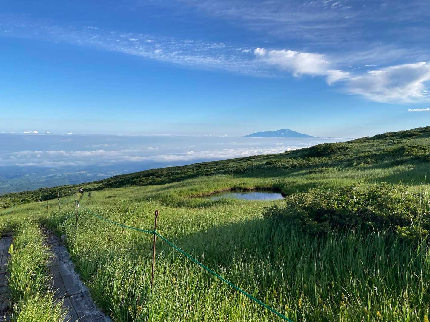 先月登った鳥海山が見守ってくれている。