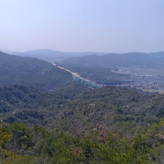 あそこからぐるっと回って登ってきたんだねー