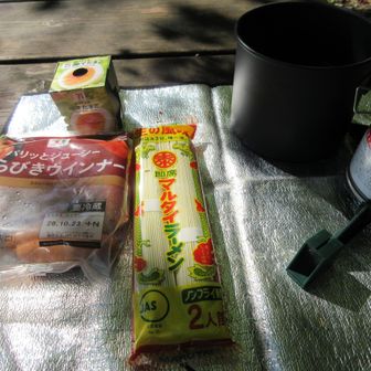 マルタイラーメン+ウインナー(用意していたチャーシューを忘れたのでコンビニで購入)+ゆで卵