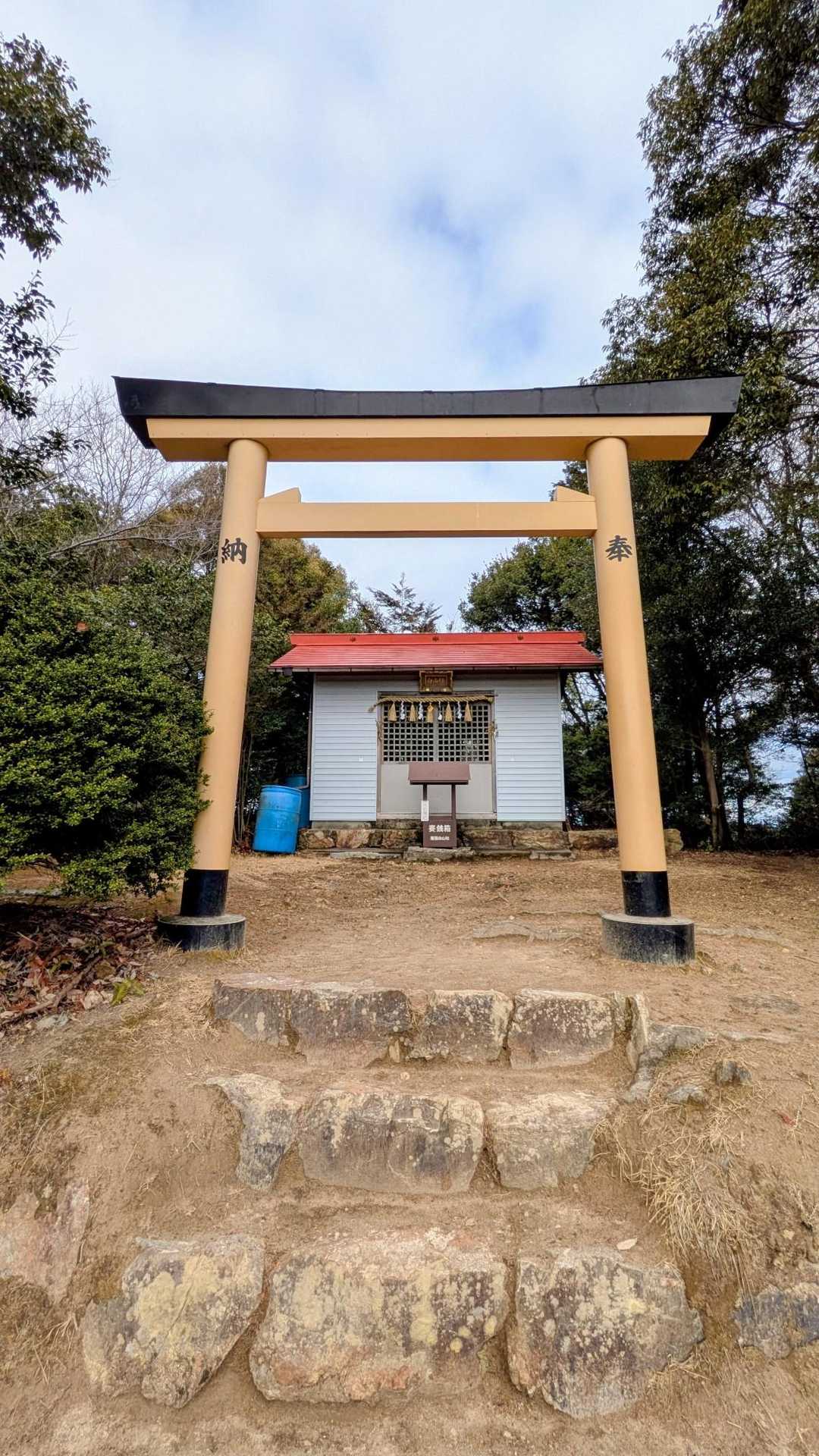 白山神社⛩️黄金の鳥居に見えました😊ここに来たかった〜