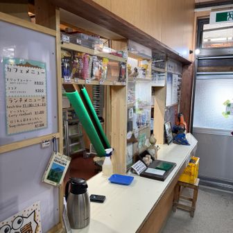 洗面所の水で給水　歯磨き粉も使用可　半畳ほどの更衣室も使い勝手良し　受付横で充電可