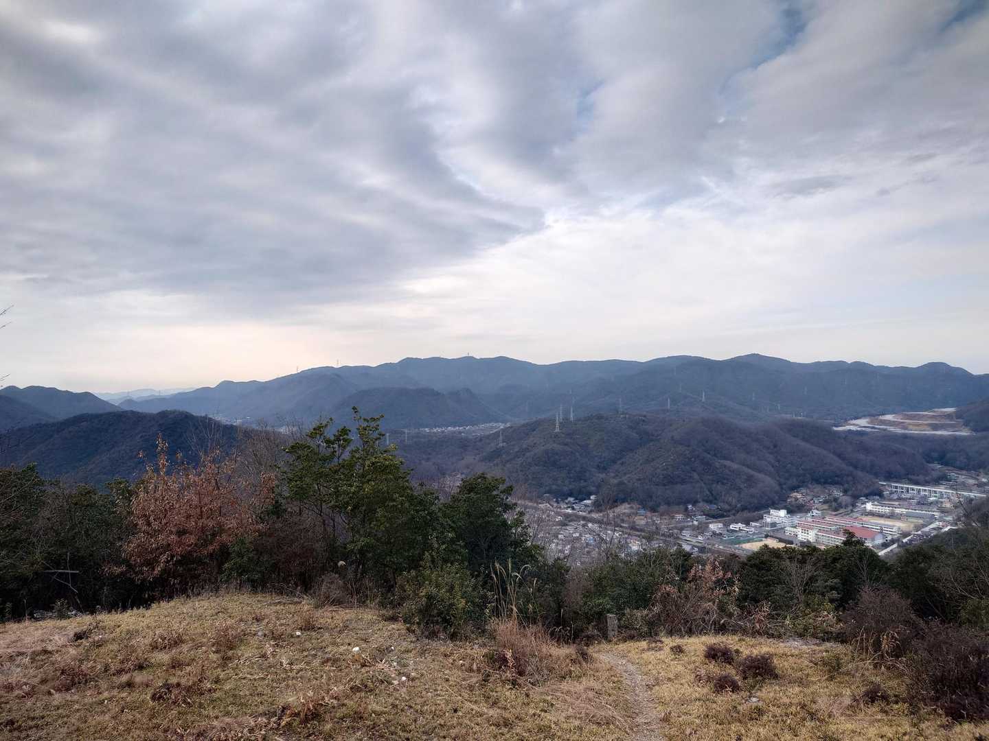 山頂から片上方向の眺望
一番奥に熊山山塊