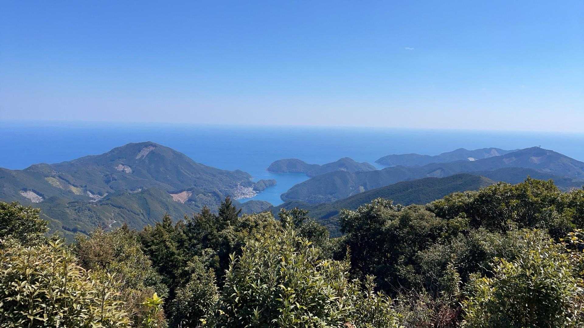 ゆっくりゆっくりと、ずーっーと登ってきました
桜の森広場に到着
すばらしい海の風景✨👏
左側に2月に登った頂山が見下ろせました
