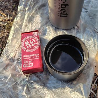 少し草むしりをして居場所を拡げておやつタイム。
おやつは5年間長期保存可能な井村屋えいようかん。
我が家の備蓄品に賞味期限切れが近づいたので消費してます。