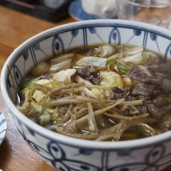 馬肉とごぼうの手捏ねうどん。
麺は硬いのですが、硬いだけでなはい、小麦の旨みがあって美味しいです。👍
