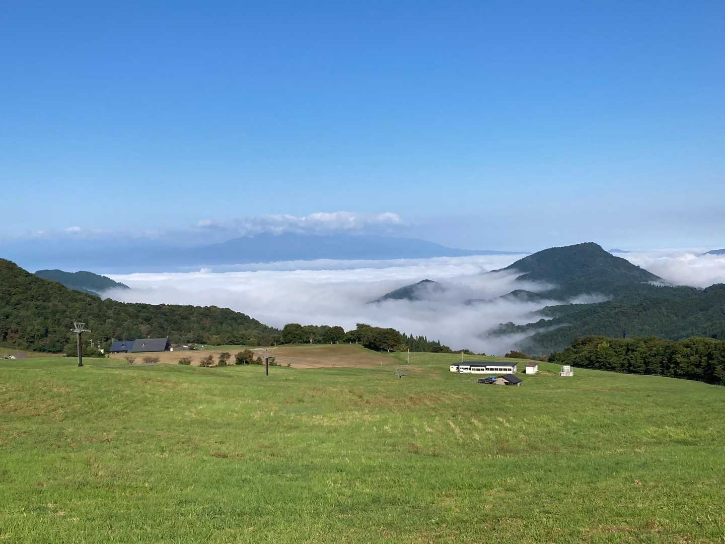 登山口の天童高原、雲海が広がっています。