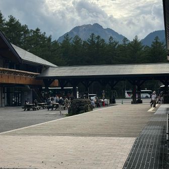 ついに。長かった…つかれた。
バスターミナルの先に焼岳。

16:40バスターミナル到着。
17:00前さわんど大橋行き臨時便に乗りました。(最終は17:30)

その後は4時間かけて車で帰宅。

流石に脚の疲労はありましたが頭はスッキリしてたので車の運転は夜にも関わらず冴えていて、
自分でも驚きました。自分、男前だ。

日帰り上高地〜がんばりました〜
おつかれ様でした〜

