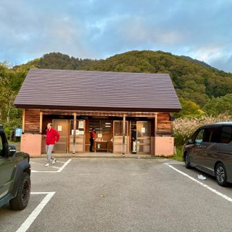 駐車場からスタート、この時間にはもう手前は埋まってました