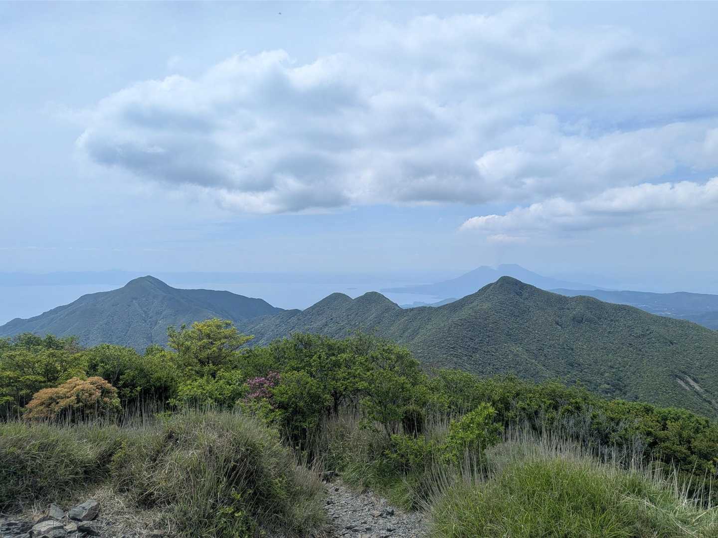 妻岳・平岳・横岳を望みます。
あちらにも足を運んでみたい。うん、ぜひ行こう。