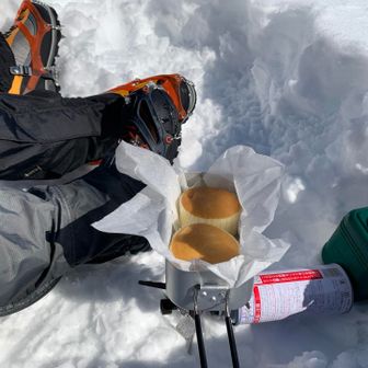 おやつに持ってきたチーズ蒸しパンをメスティンで蒸しなおしてくれた。ふかふかでとても美味しかった。