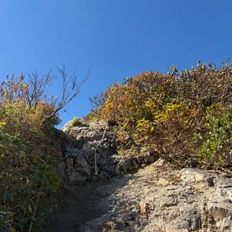 小朝日岳東面は少し危険