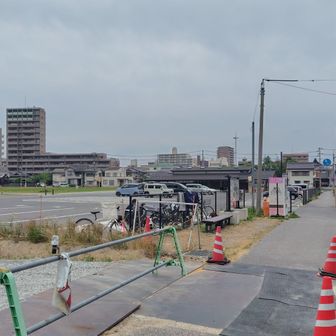 駐輪場に帰って来たら、先程の高校の山岳部の生徒さんが登山準備中でした。
またまた嬉しくなり声を掛ける私に、顧問の先生が話し掛けてくださいました。
その先生が、息子が通う高校の登山部の先生と仲が良い事も分かり、益々嬉しくなる私でした。ご縁に感謝✨
※残念ながら息子は登山部ではないのですが、登山部の先生には教科を受け持って頂いているご縁があります。