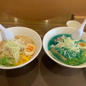 昼にラーメン🍜(10時だけど😄)
右が魔女の瞳ラーメン🍜