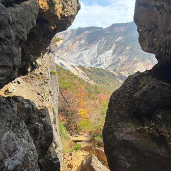 胎内岩から窓のように