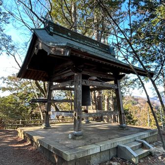 今年の煩悩を落とすべく、鐘をつきました。ゴォ〜〜〜ンと響きわたってました。