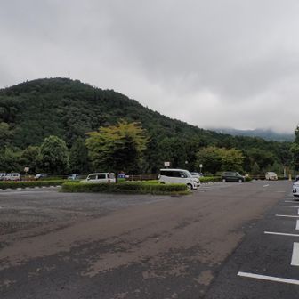 3時半に目覚まししたけど自分に負けて寝てしまいました。次に起きたのは６時半。今度こそ気合を入れて支度を始め、我が家を７時半に出発。2時間後に駐車場着。こんな遅くに着くのは初めて。なので大倉駐車場を初めて利用しました。
お天気悪いからかガラガラ。