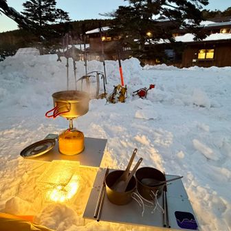 風向きの都合上テントの出入口がヒュッテ側になってしまい、小屋泊の方々の視線を感じながら夕食の支度をします。