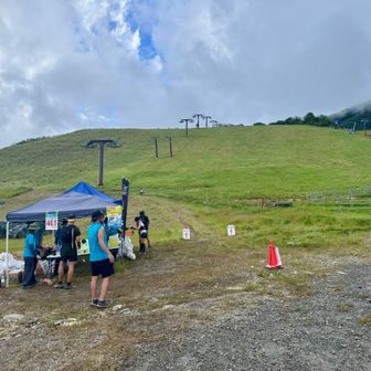 エイド6パノラマ到着。
途中で帰りのバスに間に合ってもそこから5時間かけて東京に帰る気力が無いことに気づく。スマホ取り出して延泊の申し込み。。
