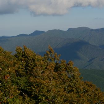 寂地山、冠山、額々山、広高山　そして深谷川の谷が上の方まで続いているのが見える