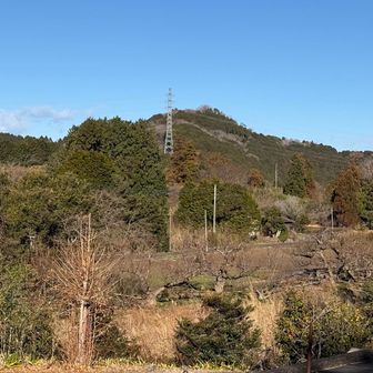 左の鉄塔の上が小明星山、真ん中の鉄塔の上が明星山