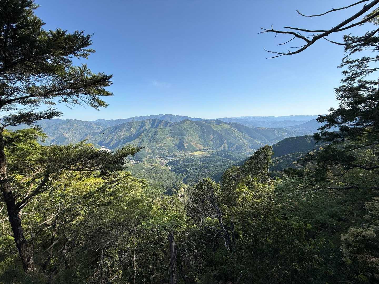 【絶景ポイントより】

おお〜素晴らしい👏

大峯山脈南部の峰々（左半分）と大台ヶ原（右半分）が見渡せて爽快な気分になれました👌😁

結果的にここが本日一の絶景ポイントとなりました。