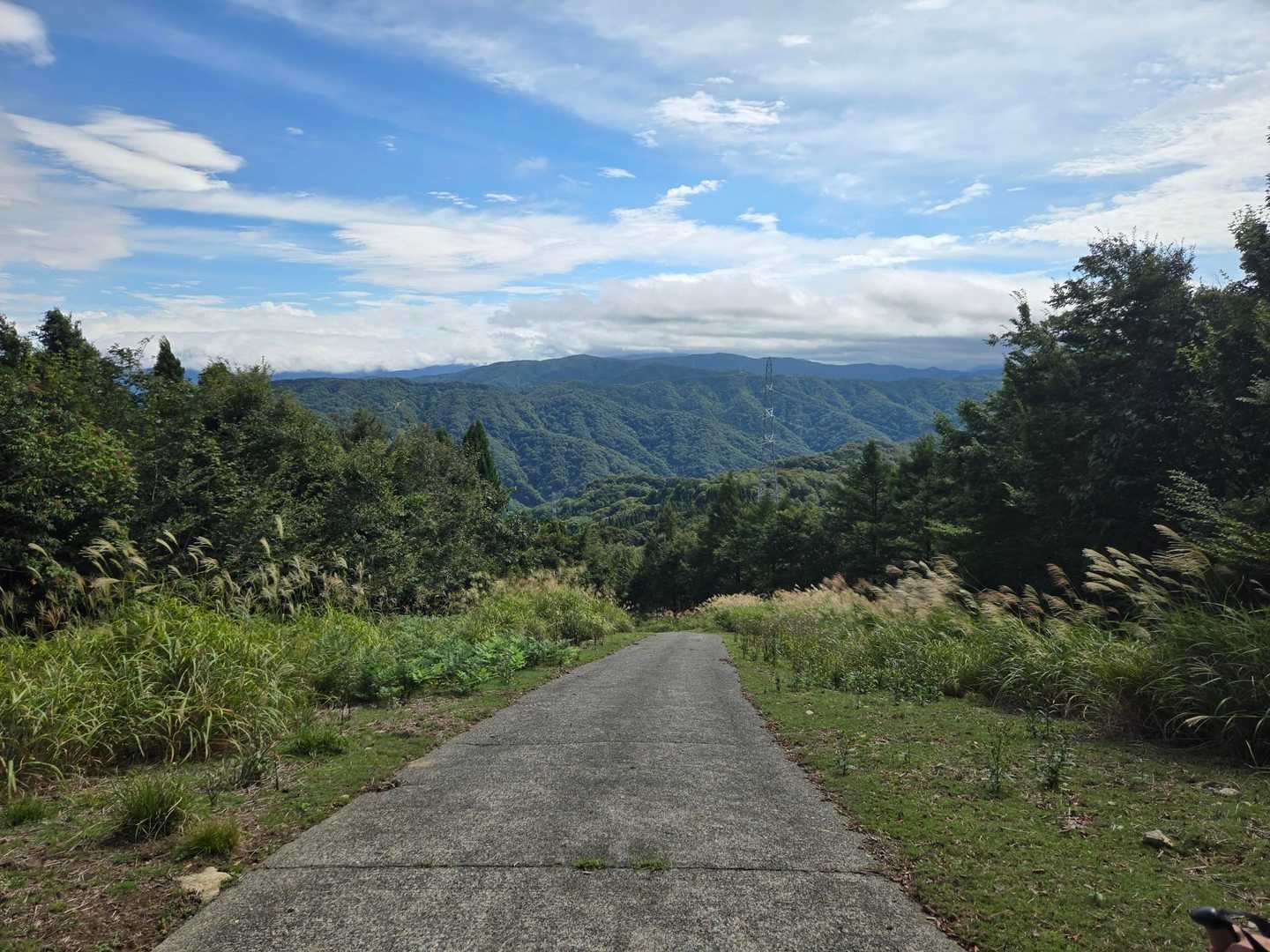 帰りはアスファルト道

これがまた平坦に見えるけど、実はかなりの激坂下り。
膝に来る〜😅