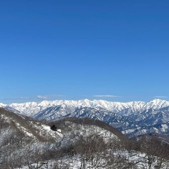 本峰は風が強かったので、前一ノ峰に戻る途中で
持参したスコップでテーブルとベンチを作ってスーさん、マルさん、Tさん、Kさんと飯豊連峰を眺めながら少し早めのランチを食べて下山しました♪