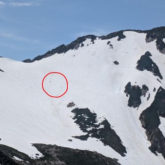 マヤクボ沢を登るスキーヤー(2,575m)