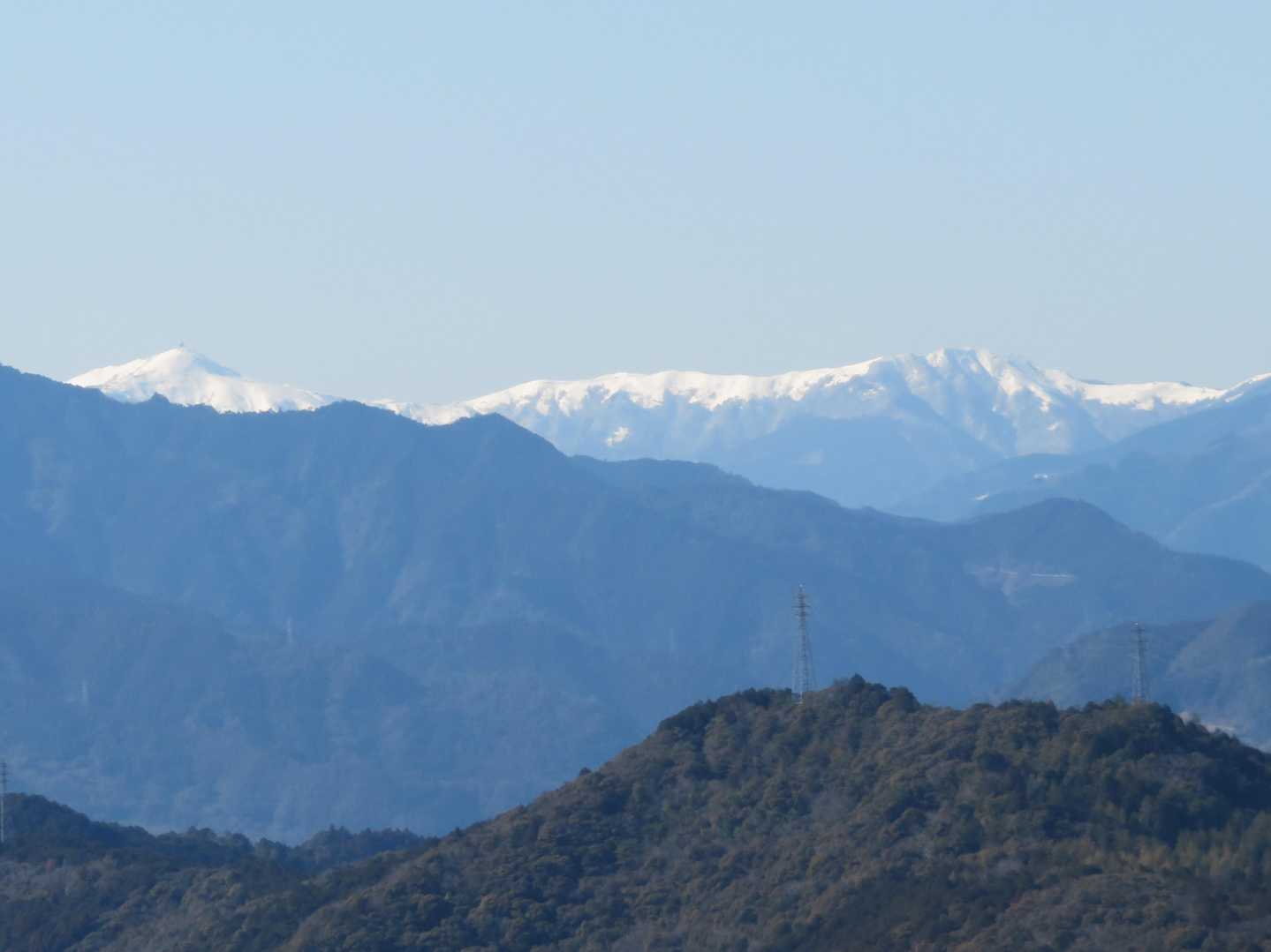 左に中津明神山。