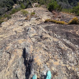 ここが噂の150mの一枚岩とか。足がすくみましたが、私のランシュ-は岩にフィットしました。