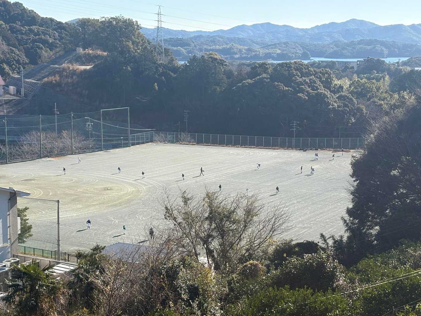 海の見える校庭で野球っていいなぁ