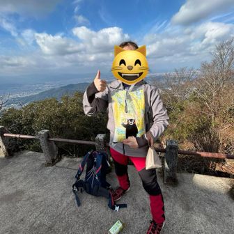 妻も久しぶりに同行。
赤色のズボンと靴が光ってて、よろしい‼️