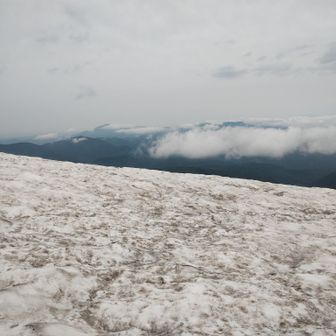 あまりにも暑くて、雪渓の上でランチマットを広げて横になったら、とても気持ち良かった