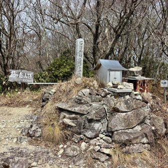 すぐに莇ヶ岳到着！
眺望も最高だわよ😆
誰もいないのでテンション高めに祠へ挨拶
ひゃっほう！と調子に乗り少し無礼である