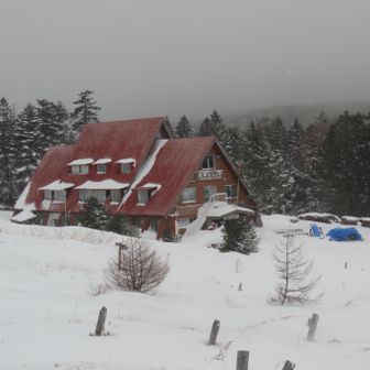 麦草ヒュッテ。既に雪が降り始めました。
最初はアイゼンでスタートしましたが、やっぱりスノーシューにチェンジ。