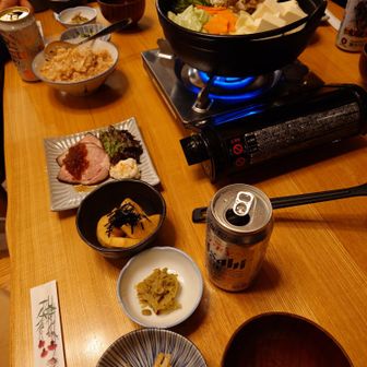 そしてお待ちかねの夕食🍲
外でキンキンに冷やして貰ったビールと熱々の鶏鍋、これがやりたくて1年頑張りました✨️