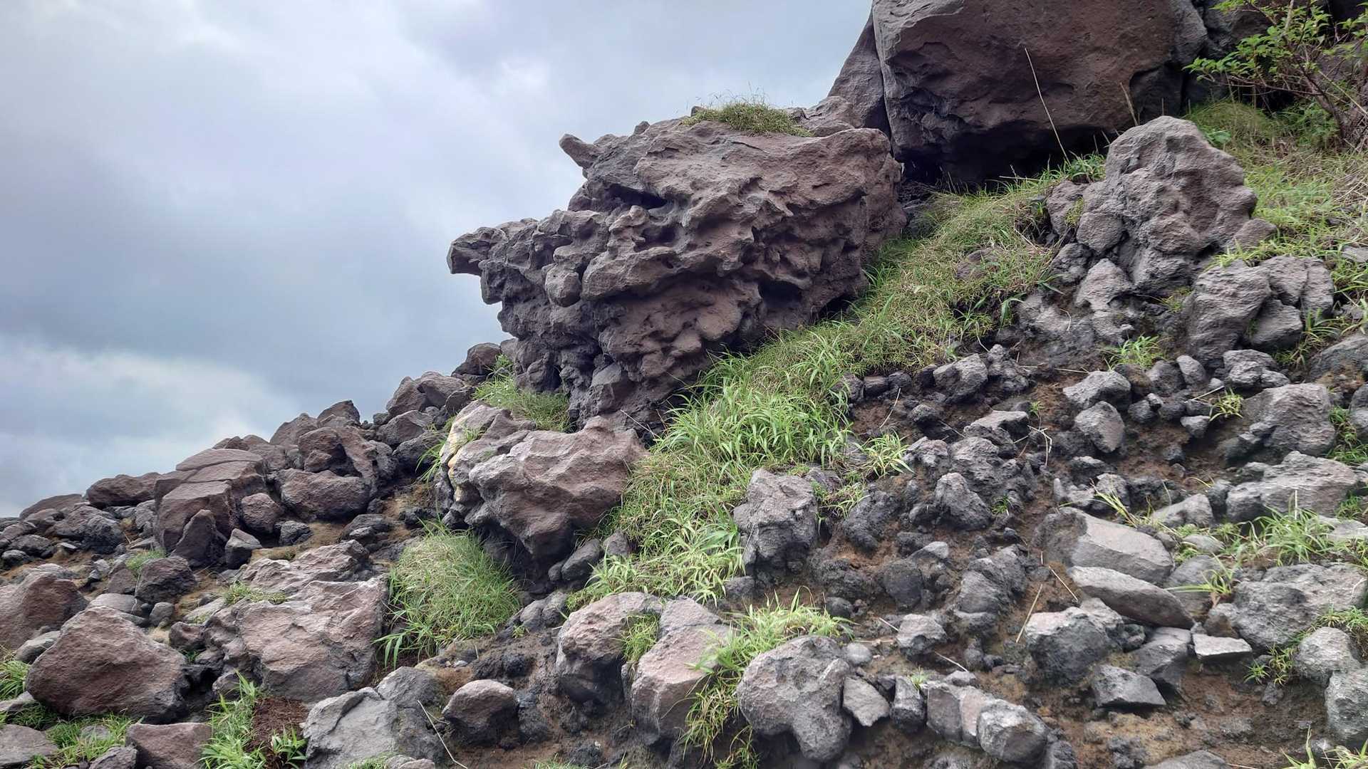 溶岩🌋登り、ひたすら。
暑いので、長袖フードを脱いだ。
これが、災いを呼ぶことに…