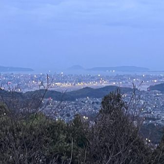 博多湾はまだまだ霞んでおり、やや暗く、日の出前でした。