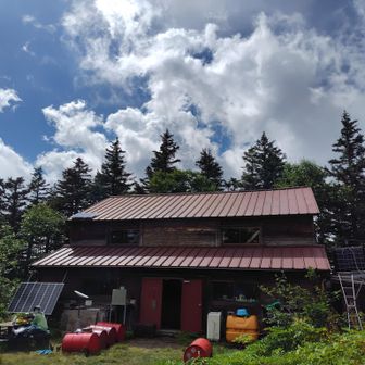 北峰南峰間に山荘が蝶ヶ岳ヒュッテと
同系列だがネット予約非対応で静かだ