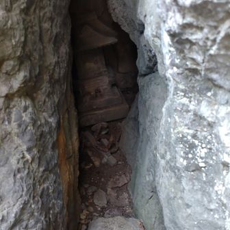 鎖場を登ると小さいお岩戸の中に祠
八海山神社とのことです。
以前は岩に赤字で八海山神社と書かれていたようですが当日は気づきませんでした。