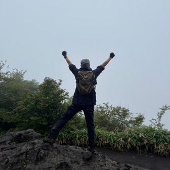 榛名湖と榛名富士絶景を、心の目で見ようとしている私😅
富士山と違って、見たことのない榛名富士は想像しても目に浮かんでこないぞー💦

※後で調べたら、掃部ヶ岳の山頂からは榛名湖と榛名富士は角度的に見えないようです。ありゃりゃ😅