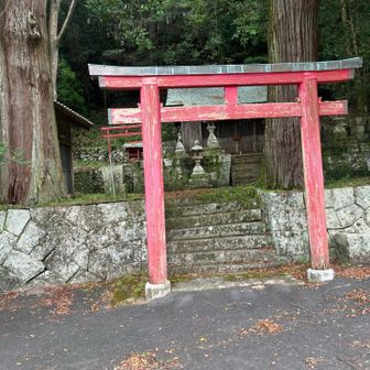 ここでトイレ休憩。
ベンチは4個ほどありました。