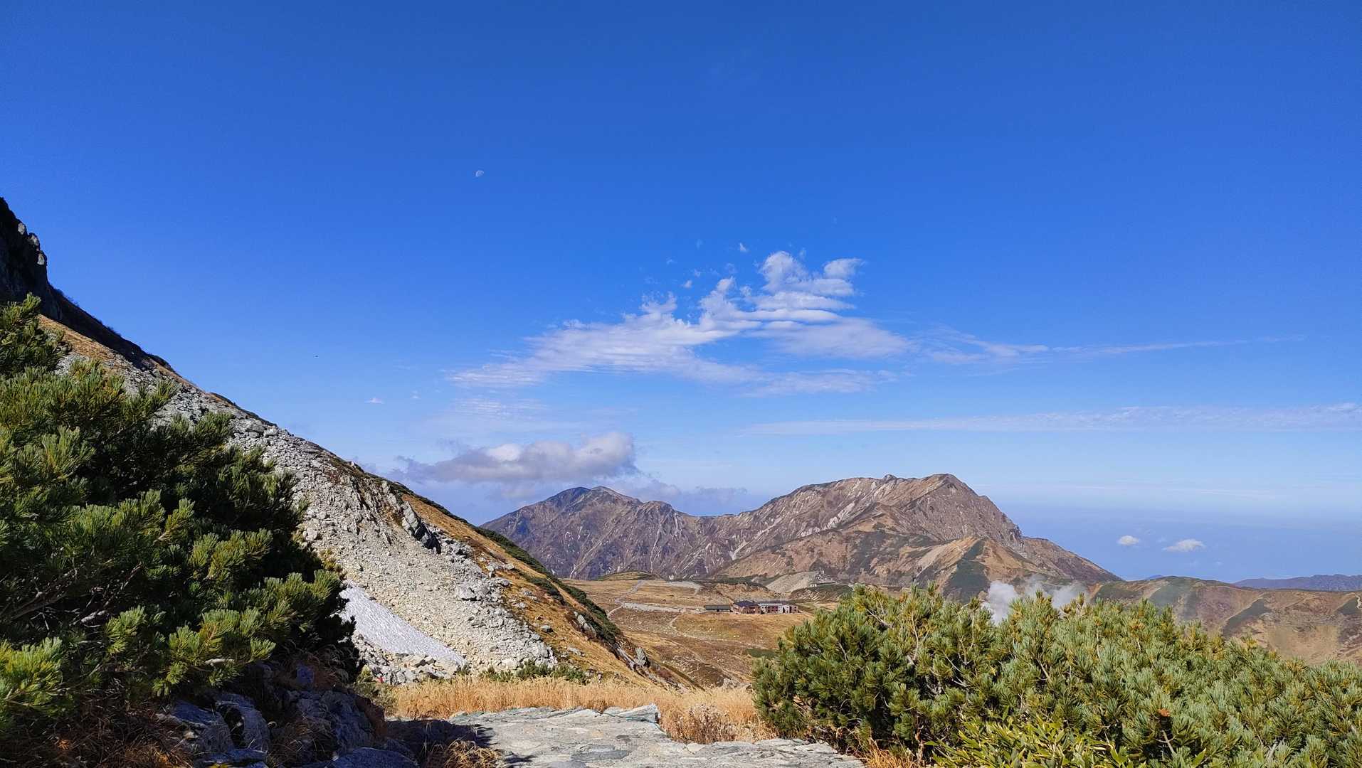下弦の月と大日連山