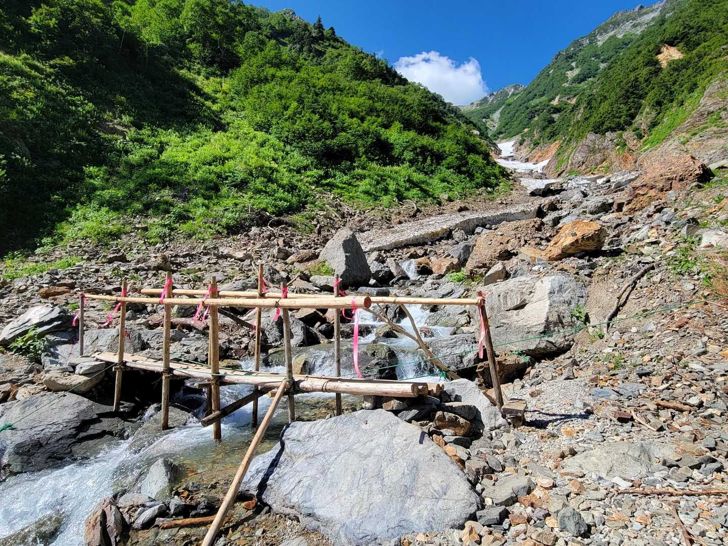木橋を渡って対岸へ。
維持していくのも大変だろうに、感謝しかない🙏